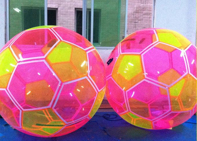 使用料のためのフットボールの形の多彩で膨脹可能な水歩く球