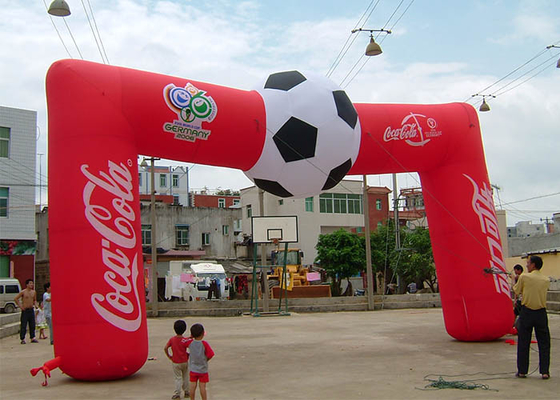 中国 フットボールの赤い注文のコカ・コーラの膨脹可能な入口のアーチ、完全な印刷を用いる膨脹可能な終わりのアーチ サプライヤー