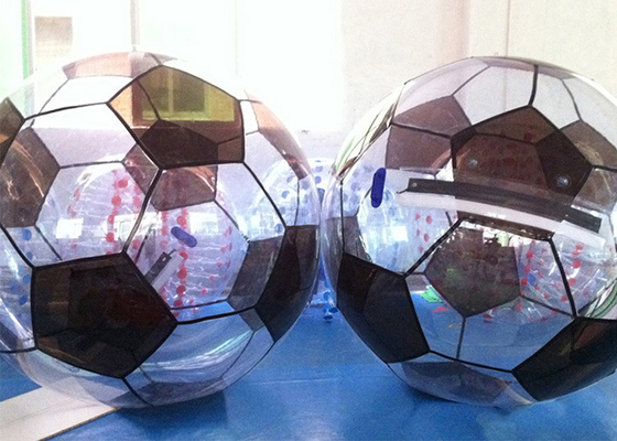 中国 使用料のためのフットボールの形の多彩で膨脹可能な水歩く球 サプライヤー