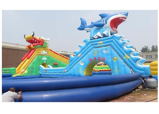 中国 大きく青いプールが付いている 0.9MM ポリ塩化ビニールの防水シートの大きいドラゴン/鮫膨脹可能な水公園 サプライヤー