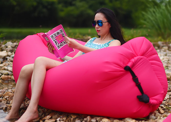 中国 屋外の折りたたみのピンクの浜の使用料260 * 70CMのための膨脹可能なエアー バッグの椅子 サプライヤー