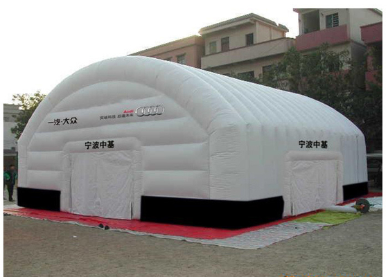 中国 結婚のための白のロゴの印刷された党大きく膨脹可能な空気テント 工場
